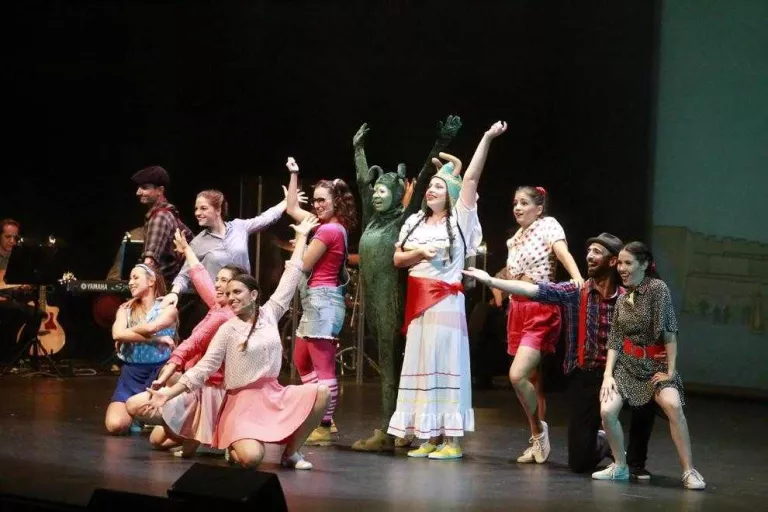 El musical del Club Banyetes estrena el curs de la Llotja, que té alguns concerts gairebé plens