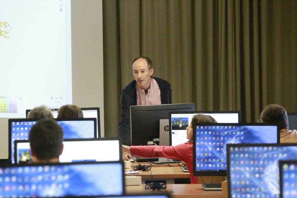 La UdL presenta el seu primer robot capaç de moure’s de forma autònoma per un edifici