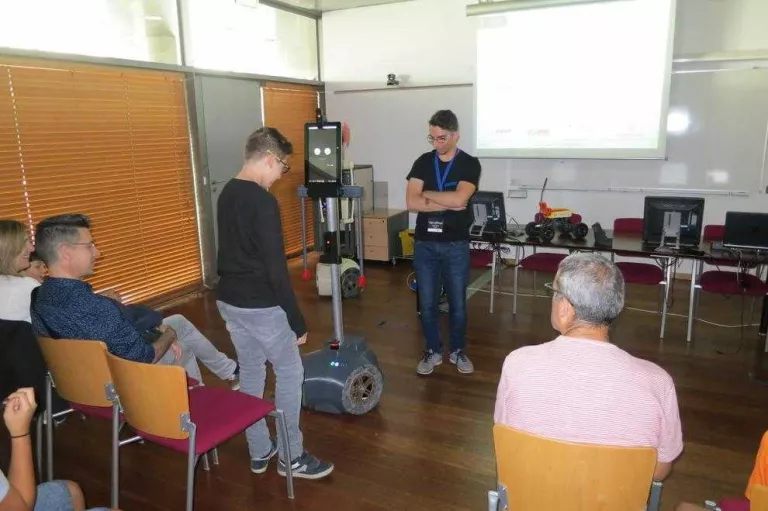 La UdL presenta el seu primer robot capaç de moure’s de forma autònoma per un edifici