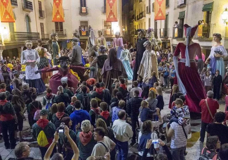 Cervera celebra 35 anys de trobades geganteres amb 11 colles convidades