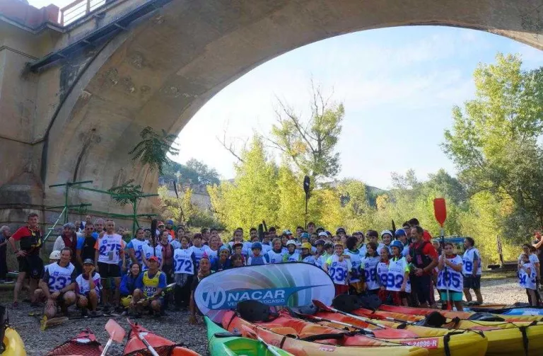 Unes 200 piragües en el 5è Descens Popular Ciutat de Lleida