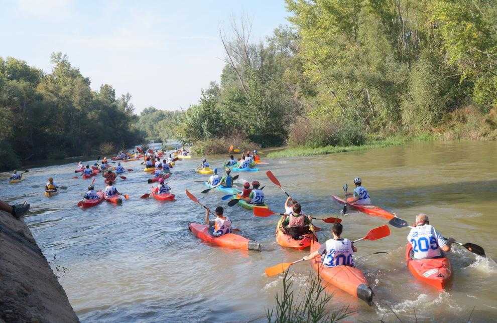 Unes 200 piragües en el 5è Descens Popular Ciutat de Lleida