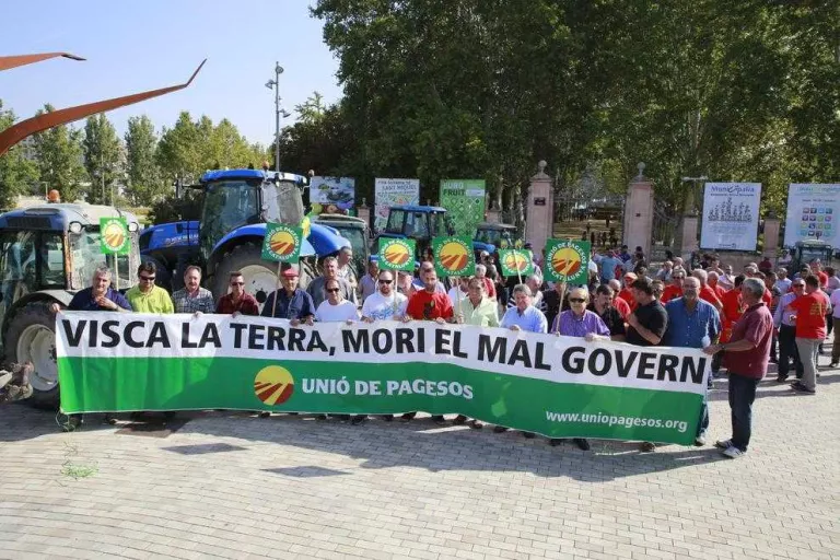Els tractors es planten tot el dia a la Fira exigint ajuts per pal·liar la crisi de la fruita