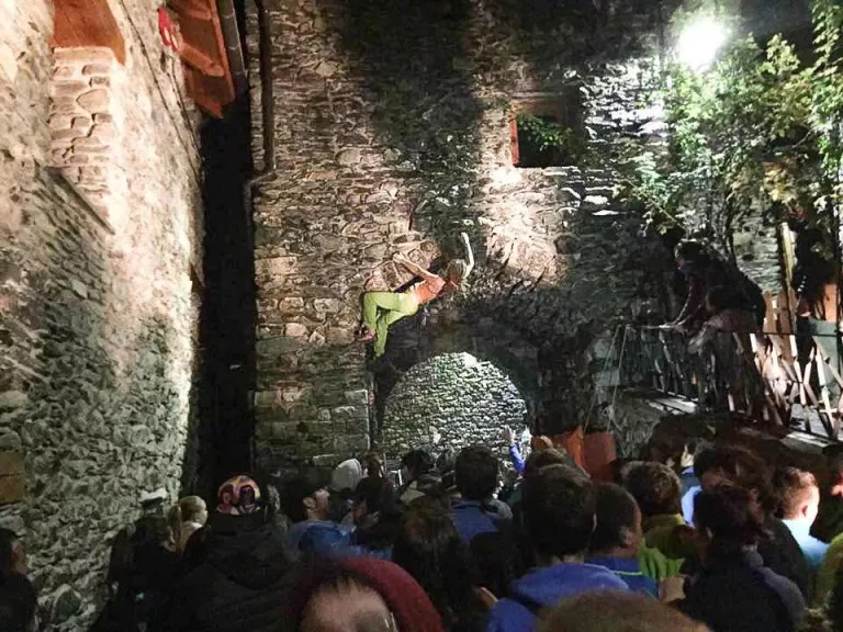 Fins a seixanta escaladors prenen les parets de les cases de la Vall de Boí