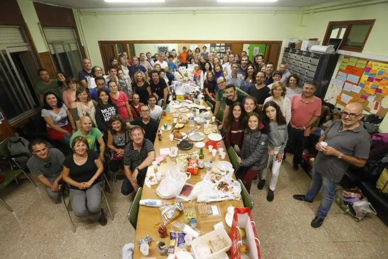 Portes soldades, tractors i reixes per evitar el tancament
