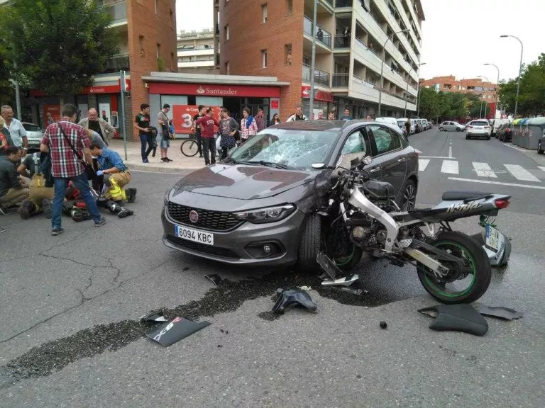 Ferit al col·lidir un cotxe i una motocicleta a Lleida