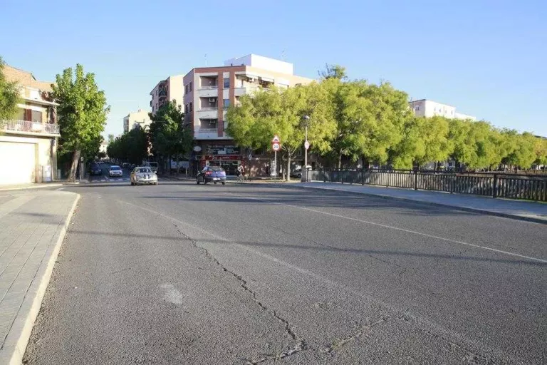 Amenaça amb un ganivet i pega a l'exparella al carrer a la Bordeta