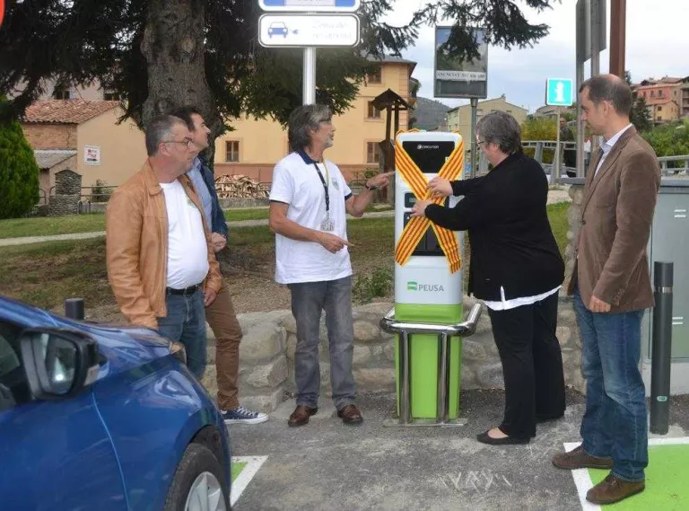 Martinet inaugura el primer carregador elèctric de vehicles
