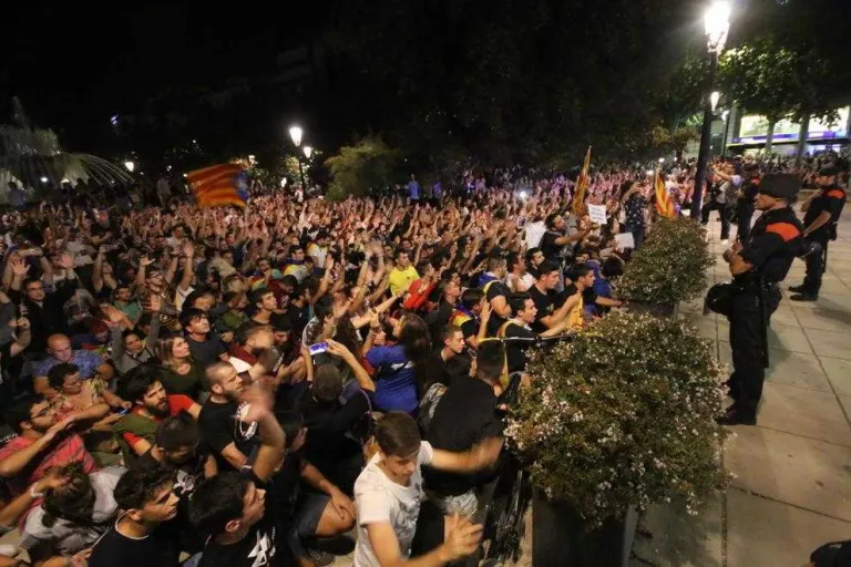 El país s'atura contra la violència policial
