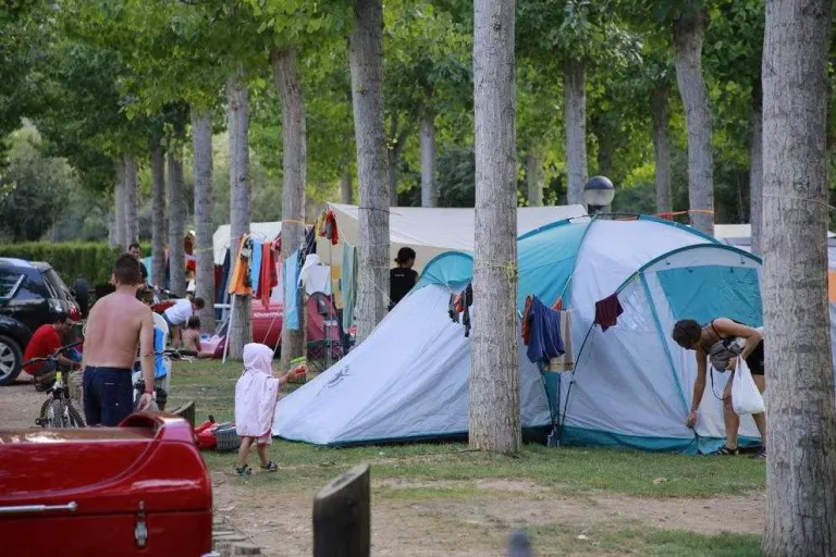 Imatge d’arxiu d’un càmping de la Noguera a l’estiu.
