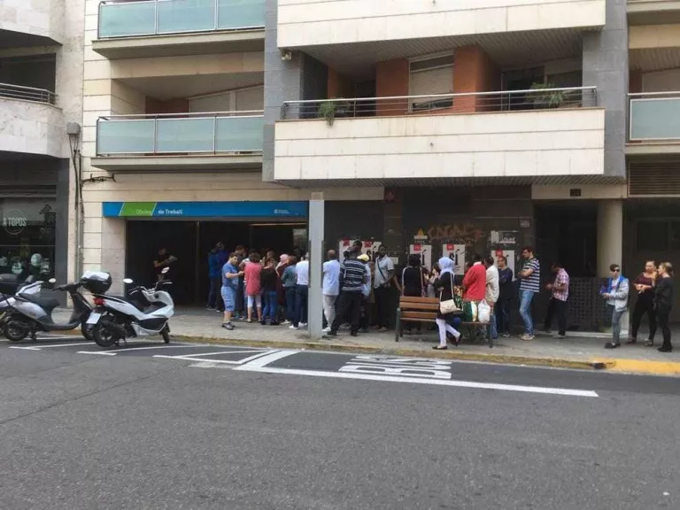 Imatge de la cua presa ahir a les portes de l’oficina del SOC a la ciutat de Lleida.