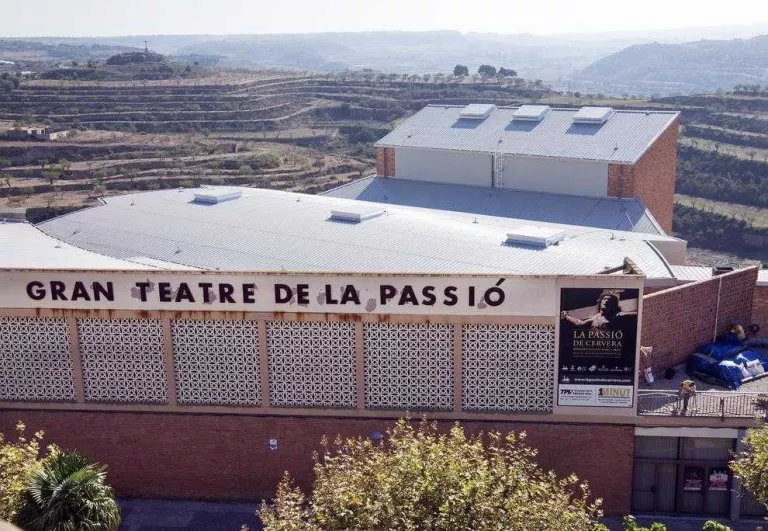 Acaben les obres d'urgència de la teulada al Gran Teatre de Cervera