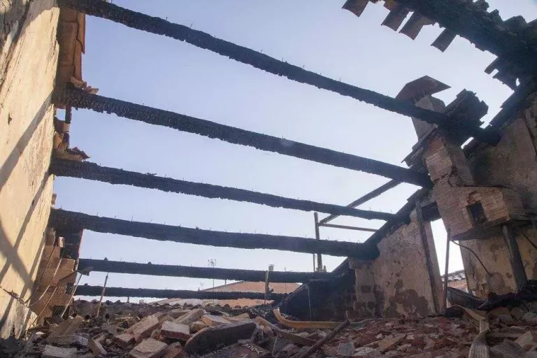 Desallotjats tres veïns per un incendi en un habitatge de Castellserà