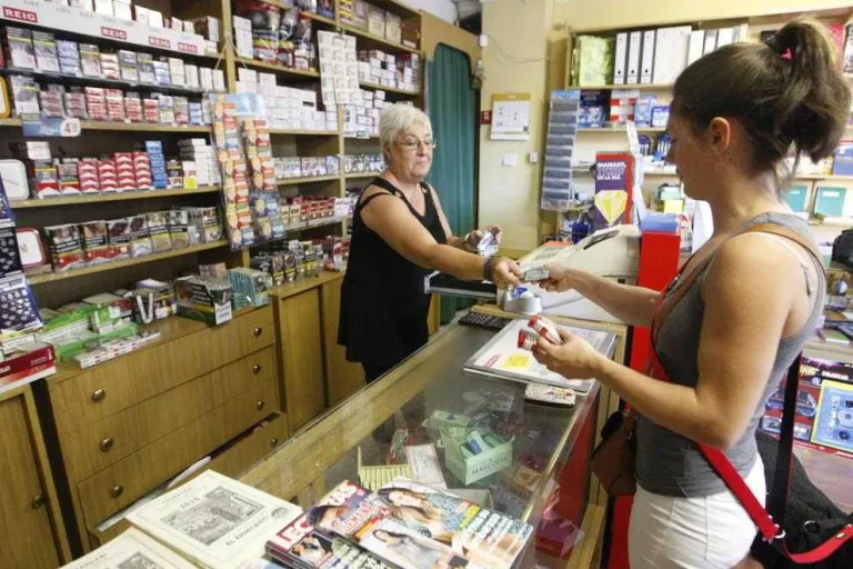 La venda de tabac segueix en caiguda lliure