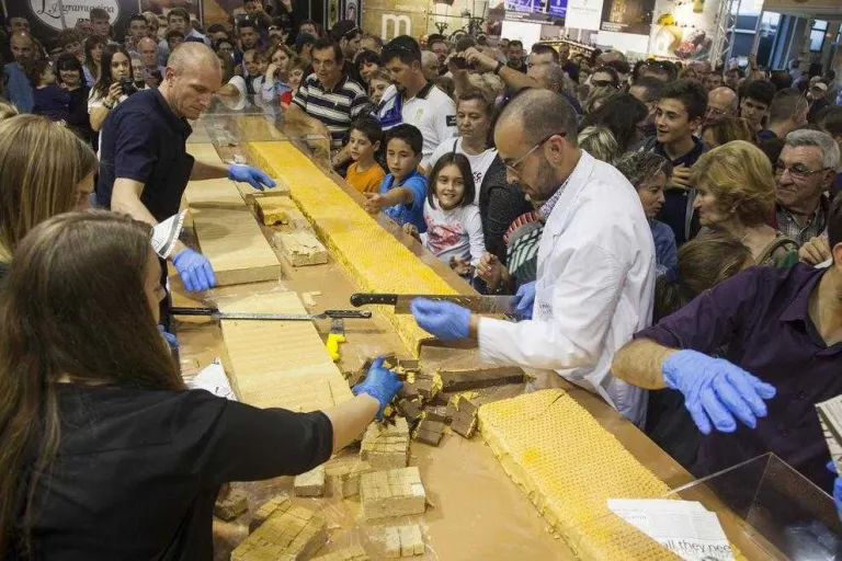 Agramunt ‘oblida’ la tensió i manté les xifres de venda i públic a la Fira del Torró