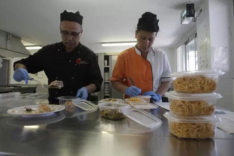 Projecte per donar a famílies menús sobrants de menjadors col·lectius