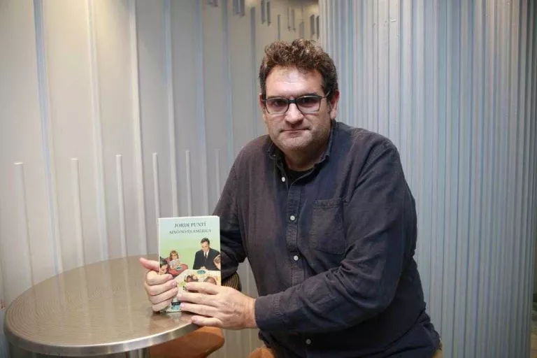 Jordi Puntí recupera històries de persones que busquen el seu lloc al món