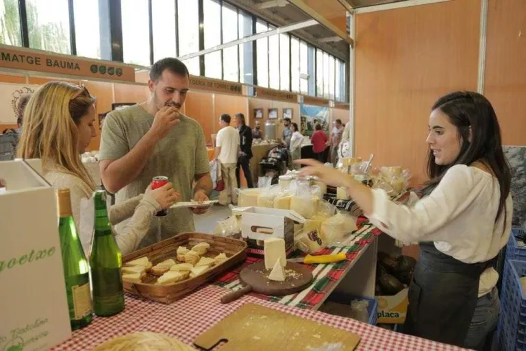 Més d'un centenar de formatges competeixen a la Fira de Sant Ermengol, que dura més