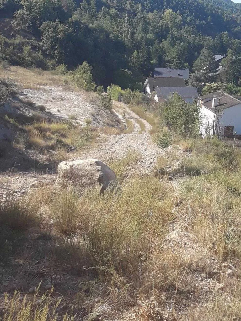 Oliana condiciona una pista per evitar roques a la C-14