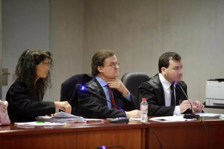 L'advocat acusat de quedar-se 130.548 euros d'uns clients ho nega al judici
