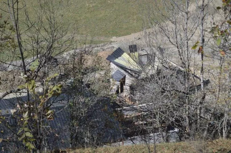 Els Pompièrs sufoquen un incendi en una borda de Naut Aran