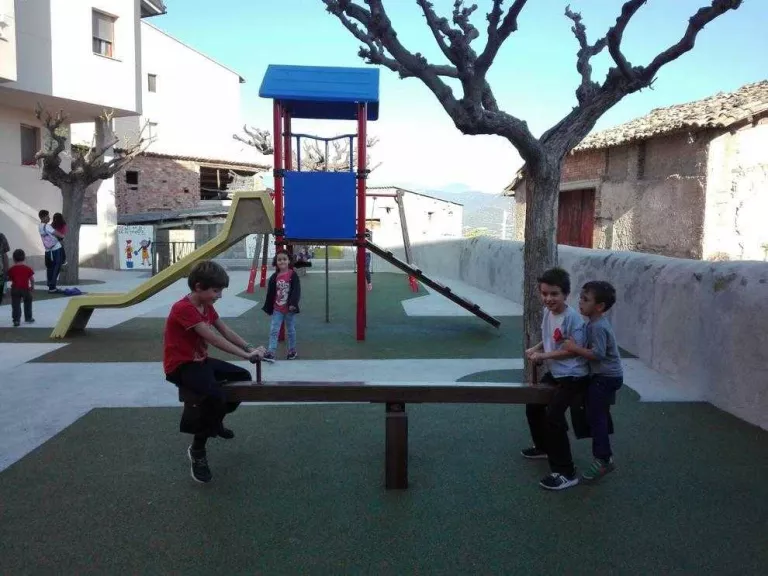 Peramola substitueix el parc infantil al quedar obsolet