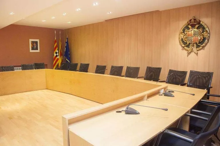 Cap ajuntament de Lleida ha retirat el retrat de Puigdemont, mentre comencen els cessaments