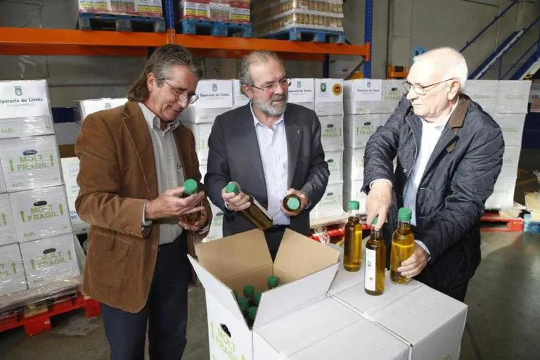 La Diputació dóna 5.000 litres d'oli al Banc dels Aliments