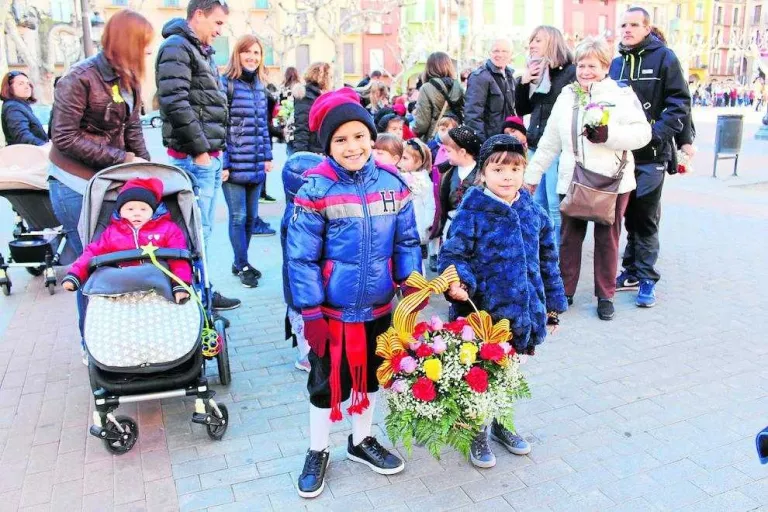 Ofrena floral atípica al Sant Crist de Balaguer
