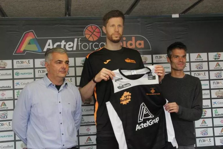 Nit d'estrenes a l'Actel, que passa de no tenir complet l'equip a 'overbooking'