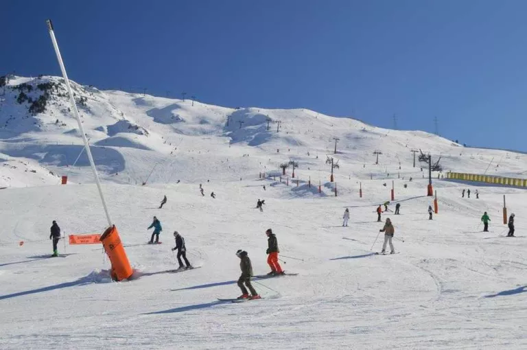 Arranca la temporada amb 3.000 esquiadors a Baqueira i més reserves de cara al pont
