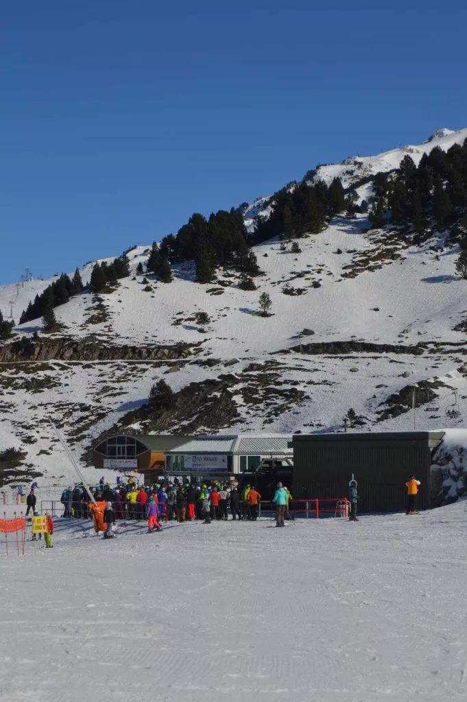 Arranca la temporada amb 3.000 esquiadors a Baqueira i més reserves de cara al pont