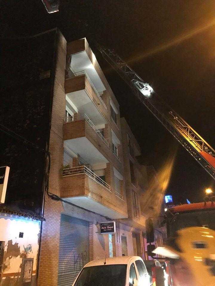 Seixanta veïns desallotjats a la Bordeta per un foc en un taller mecànic