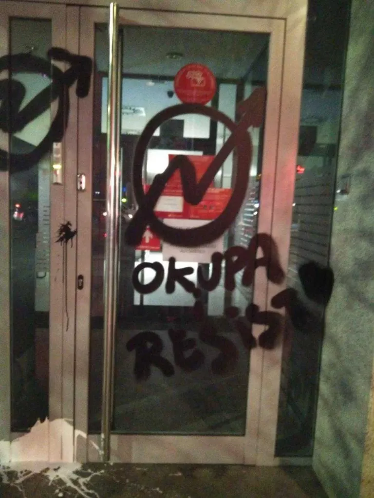 Dissolta una marxa okupa després de pintades a bancs