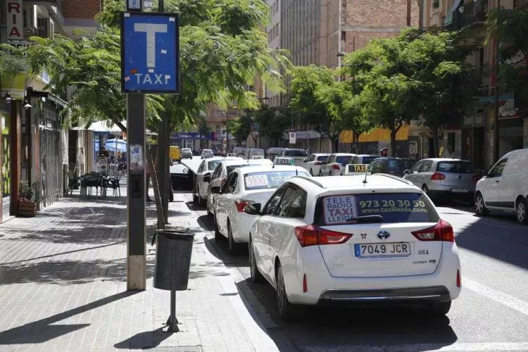 Vaga de taxis aquest dimecres per llicències de lloguer de cotxes amb conductor