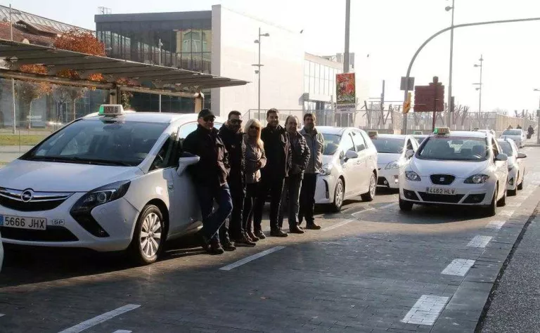Vaga de taxis contra les llicències tipus Uber, tres de les quals hi ha a Lleida
