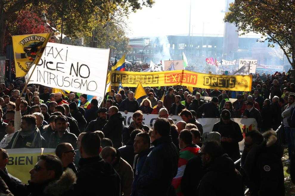 Vaga de taxis contra les llicències tipus Uber, tres de les quals hi ha a Lleida