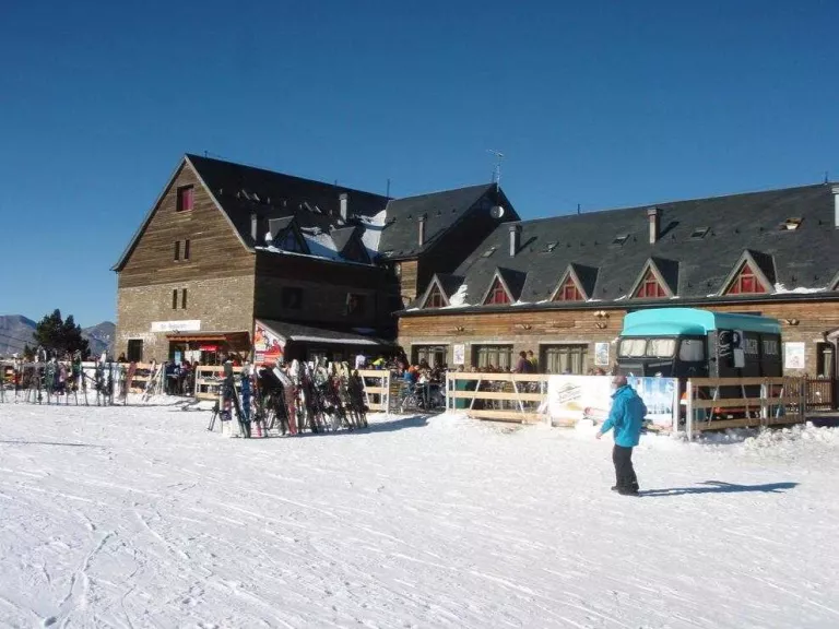 Les pistes reben més de 13.000 esquiadors en l’inici del pont, que genera retencions a l'accés a Andorra