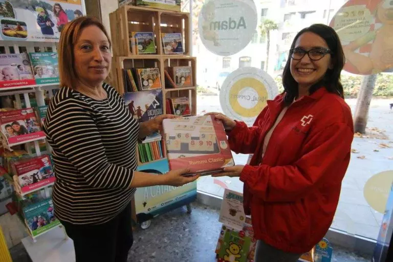 Mobilització dels joves de Creu Roja per recollir joguines