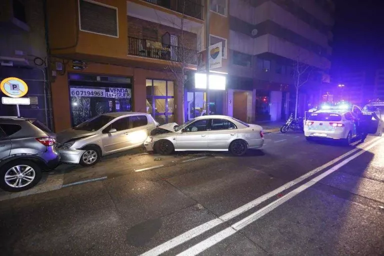 Un conductor novell que quintuplica la taxa d'alcohol permesa s’encasta contra tres cotxes a Lleida
