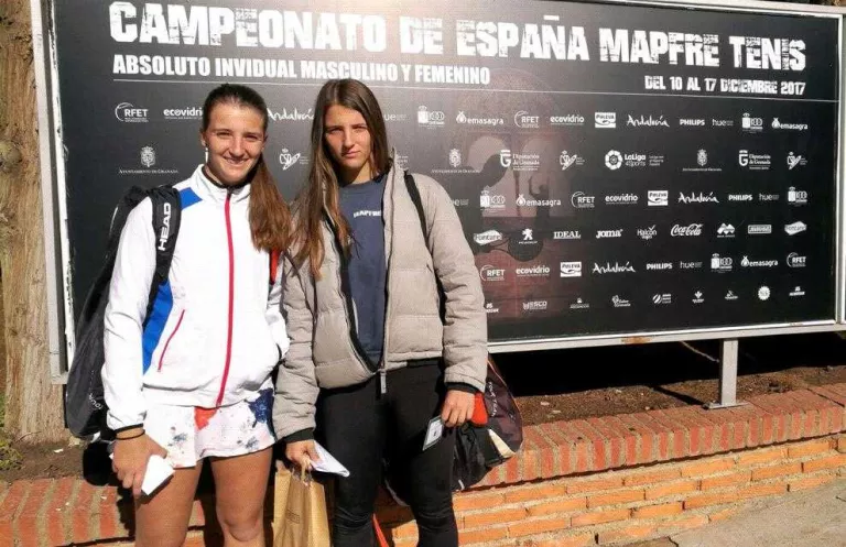 Les germanes Teixidó posen davant del cartell del campionat.
