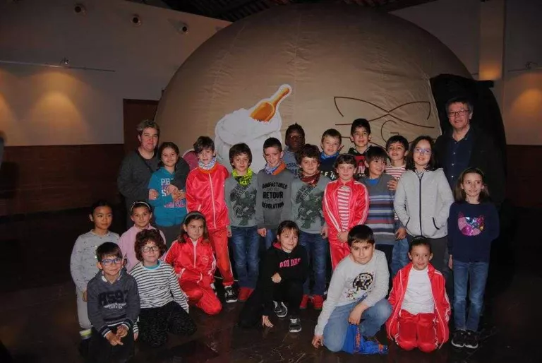 Uns 150 estudiants de Primària visiten la Cúpula Gustum