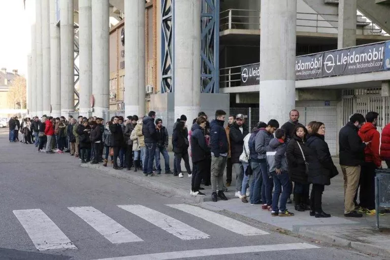 Cues al Camp d'Esports per comprar l'entrada pel partit de Copa contra l'Atlètic