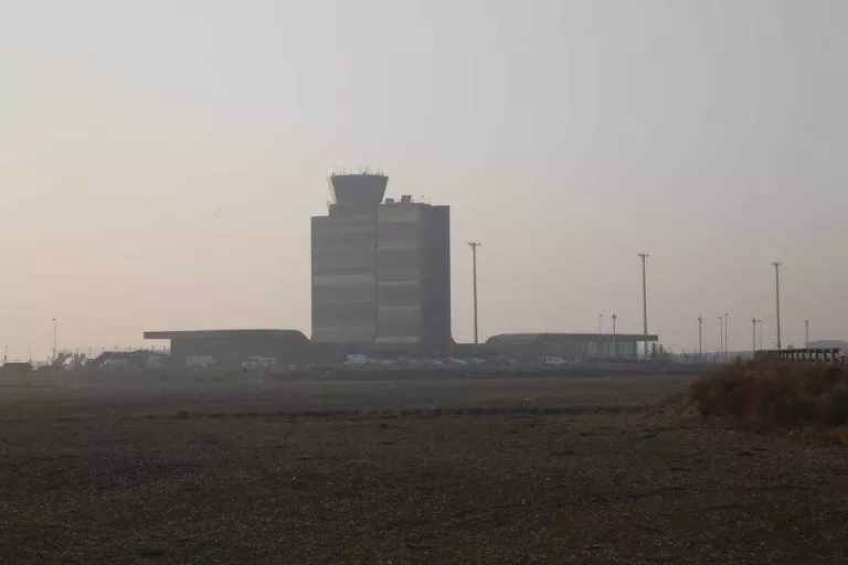 La boira obliga a desviar els primers 640 esquiadors britànics a l’aeroport de Reus