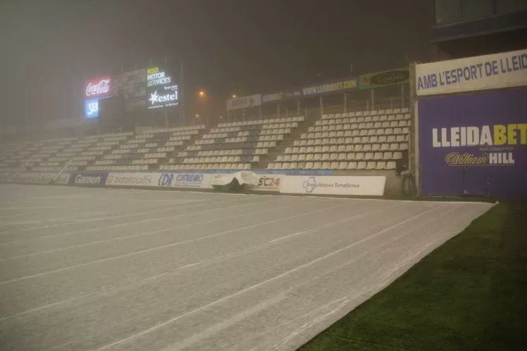 El Lleida protegeix la gespa amb una manta tèrmica