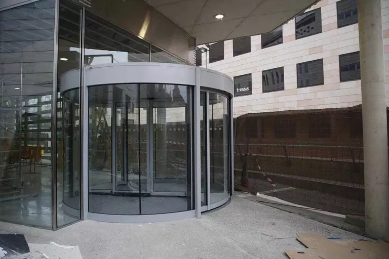 Ultimen la instal·lació de la porta del Canyeret