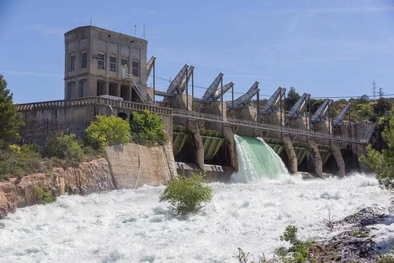 Endesa projecta generar energia amb panells solars que flotaran als embassaments