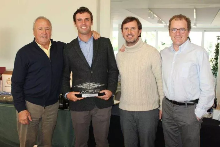 Adrià Arnaus rep el premi al millor golfista català de l’any