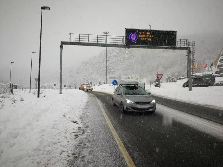 Cadenes en quatre carreteres del Pirineu i l’N-230, tancada a camions articulats