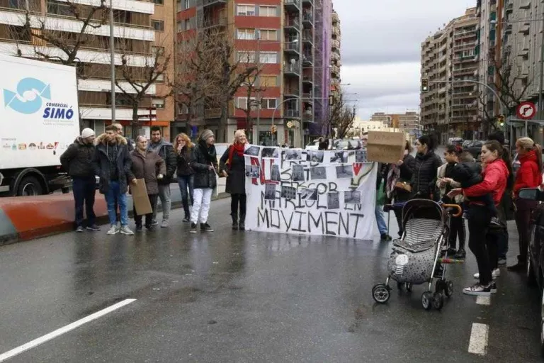 Veïns del Grup Mariola tallen Ronda per demanar millores